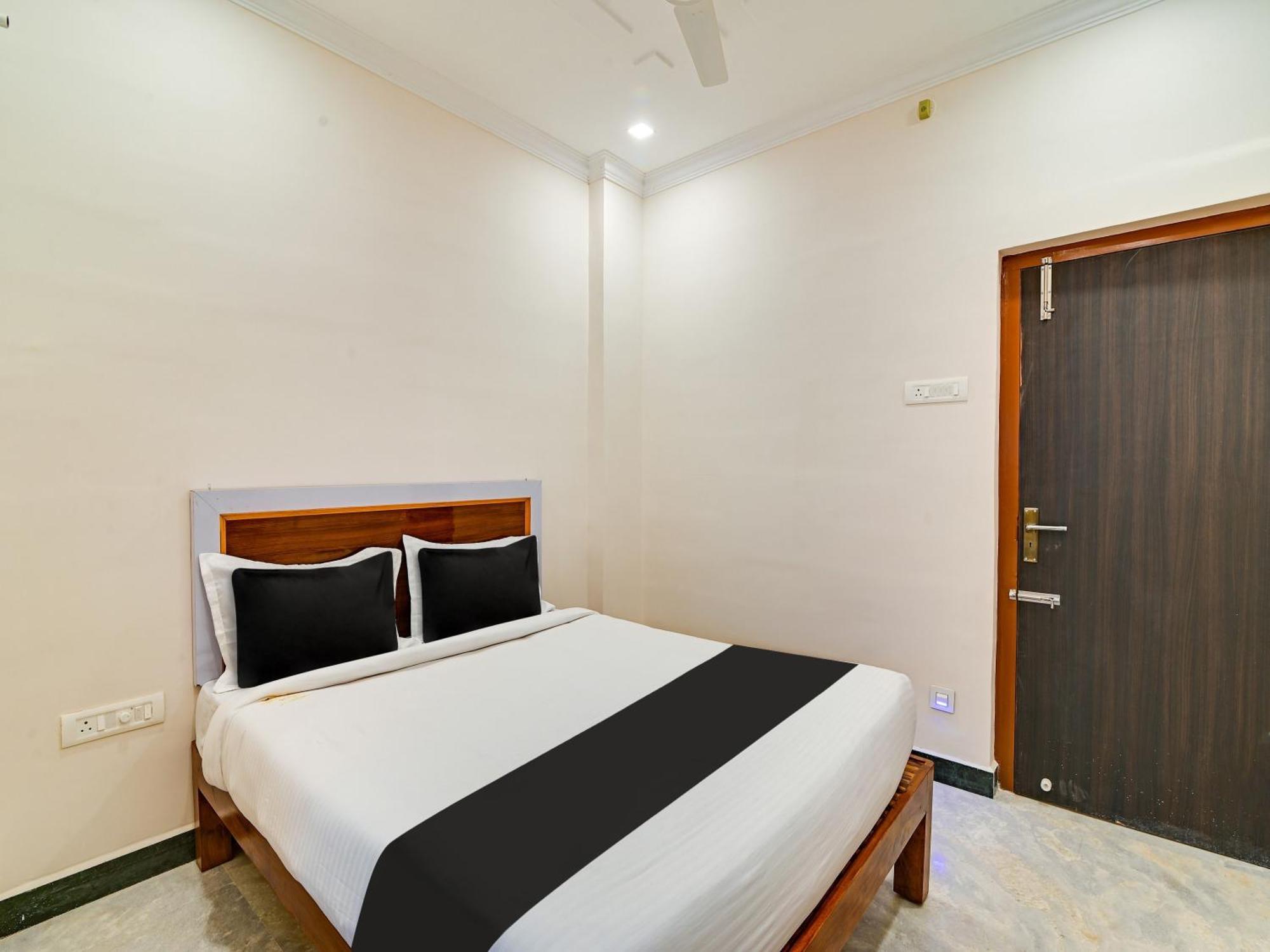 Hotel O Rj Royal Inn Велор Екстериор снимка