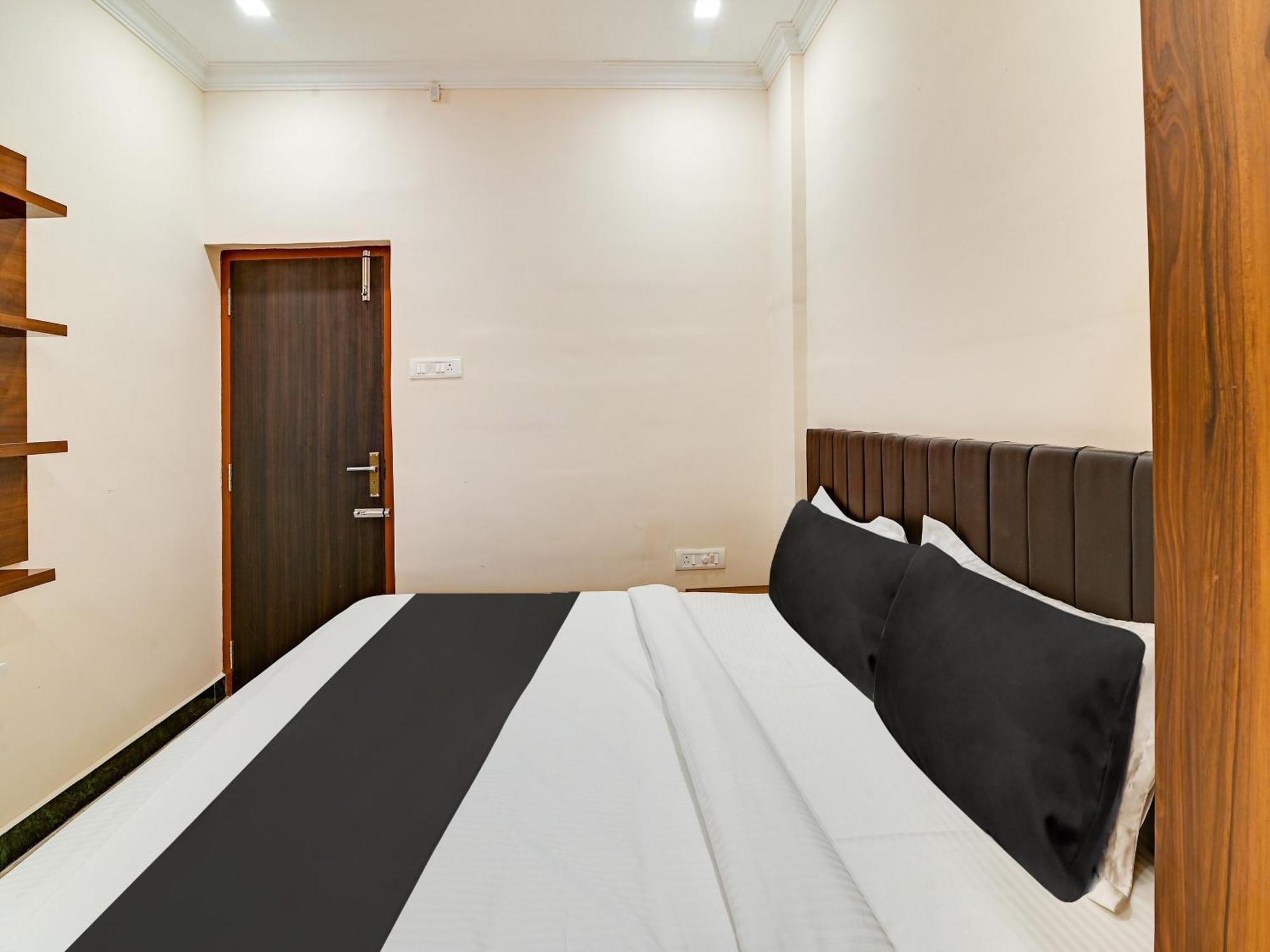Hotel O Rj Royal Inn Велор Екстериор снимка
