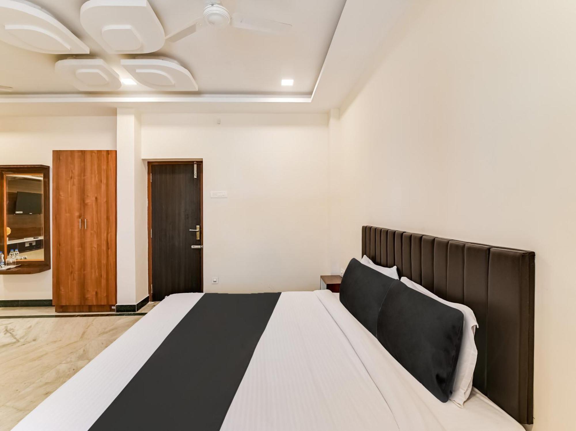 Hotel O Rj Royal Inn Велор Екстериор снимка