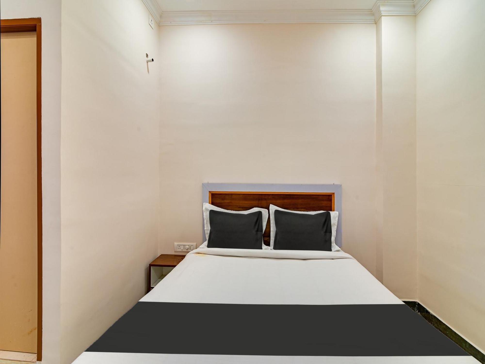 Hotel O Rj Royal Inn Велор Екстериор снимка