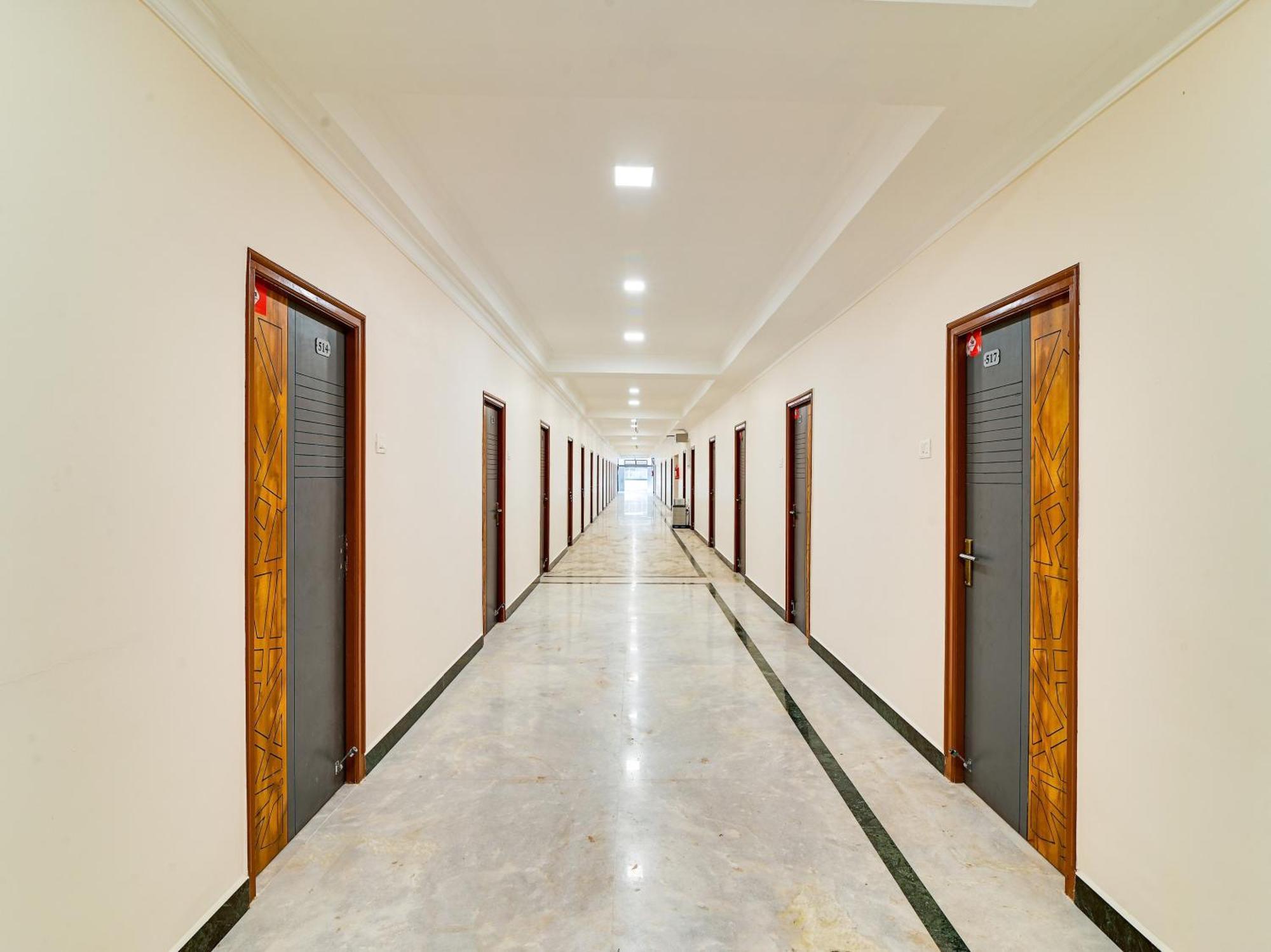 Hotel O Rj Royal Inn Велор Екстериор снимка